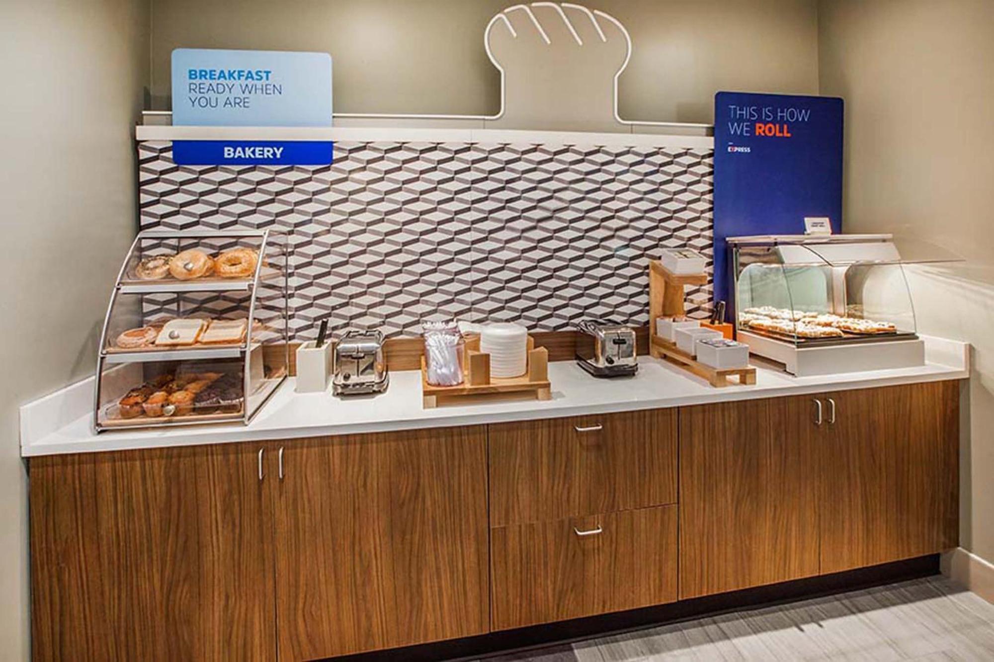 Holiday Inn Express Hotel & Suites Greensboro - Airport Area By Ihg Extérieur photo