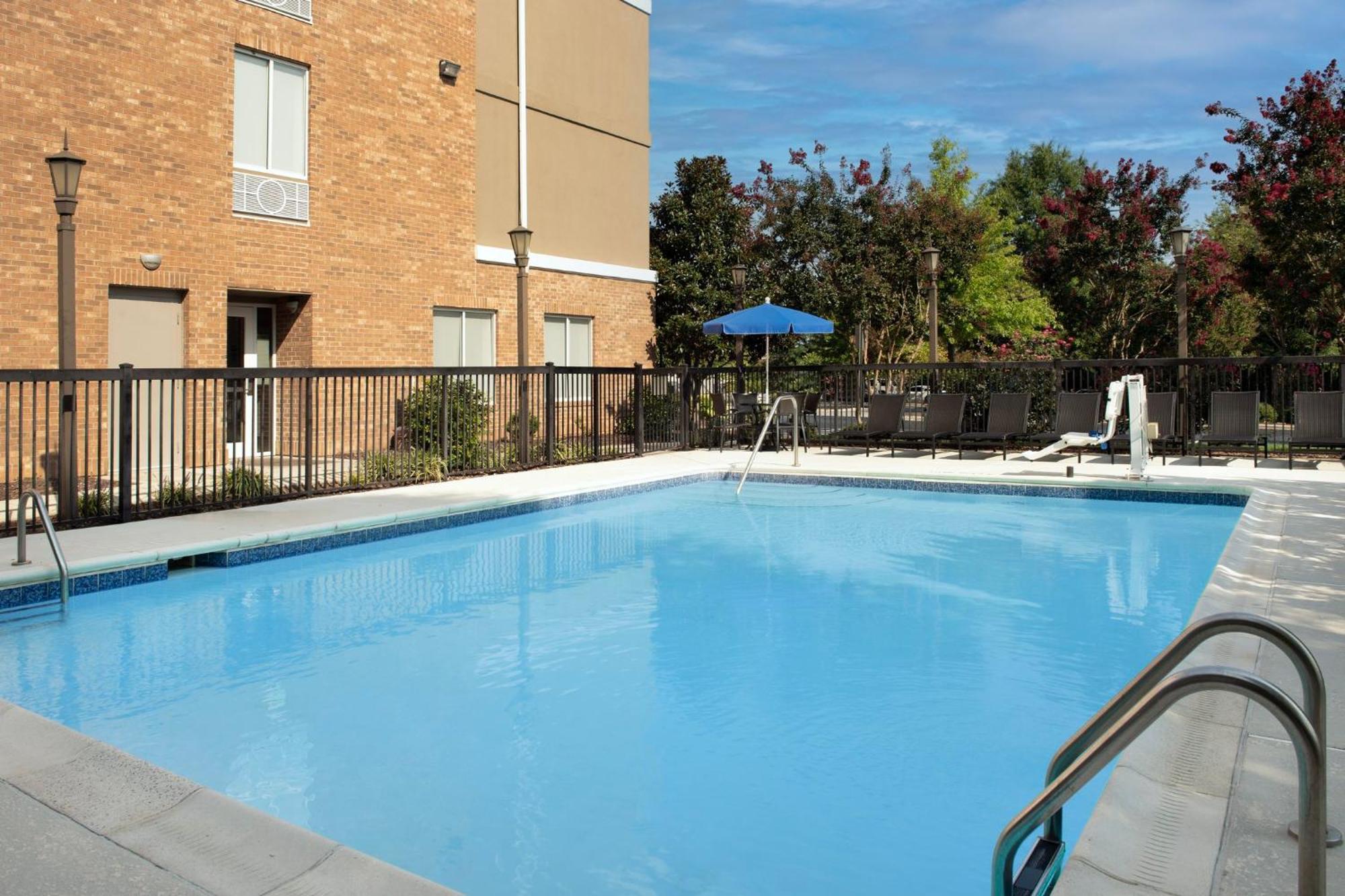 Holiday Inn Express Hotel & Suites Greensboro - Airport Area By Ihg Extérieur photo